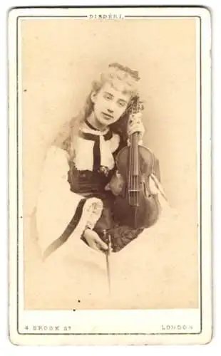Fotografie Disdéri, London, Brook St 4, junge Frau mit Violine / Geige