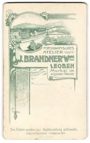 Fotografie J. Brandner`s Wwe, Leoben, Murkai, Ansicht Leoben, Blick auf den Ort nebst Anschrift des Atelier