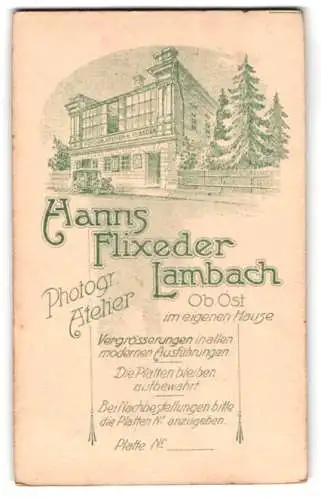 Fotografie Hanns Flixeder, Lambach, Ansicht Lambach, Das Ateliershaus mit Werbeaufschrift und Auto