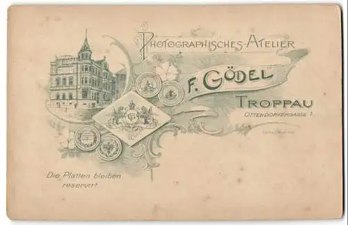 Fotografie F. Gödel, Troppau, Ottendorfergasse 1, Ansicht Troppau, Eckgebäude des Atelier, Monogramm im Wappen