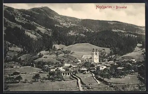 AK Hopfgarten /Brixental, Blick auf den Ort mit Bergen