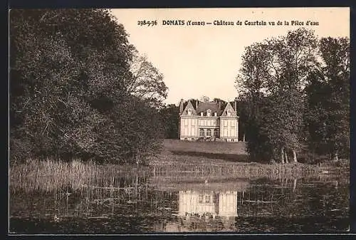 AK Domats /Yonne, Château de Courtoin vu de la Pièce d`eau