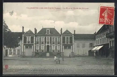 AK Villeneuve-l`Archevêque /Yonne, La Place et l`École des Garcons