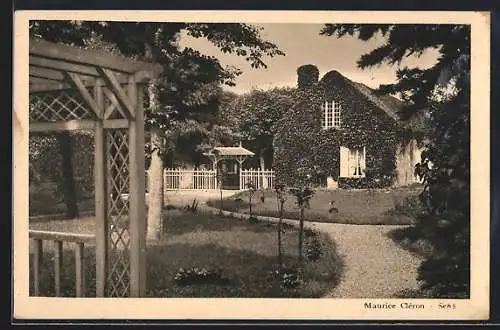 AK Vinneuf /Yonne, Maison couverte de lierre dans un jardin paisible