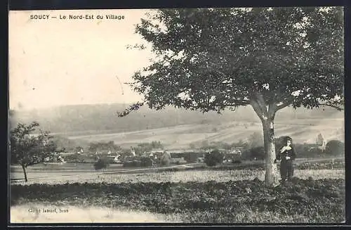 AK Soucy, Le Nord-Est du Village avec vue sur la campagne et un homme appuyé contre un arbre