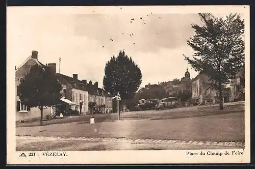 AK Vézelay, Place du Champ de Foire avec voitures anciennes