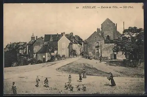 AK Vézelay, Entrée de Ville avec habitants sur la place