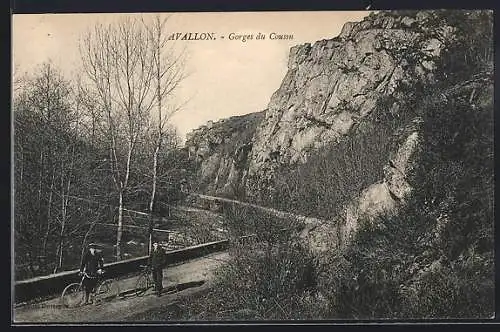 AK Avallon, Gorges du Cousin avec cyclistes sur la route sinueuse