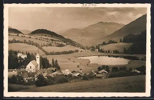 AK Goldegg /Pongau, Ortsansicht mit Teich und Bergpanorama