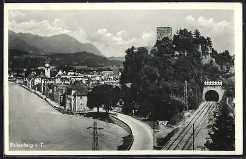 AK Rattenberg i. T., Ortsansicht mit Gewässer, Bahntunnel und Turm aus der Vogelschau