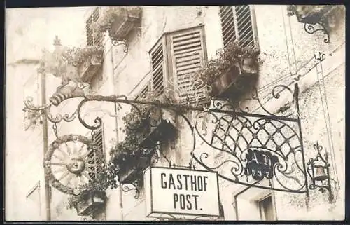 AK Schwaz, Gasthof Post, Gusseisernes Schild an der Fassade