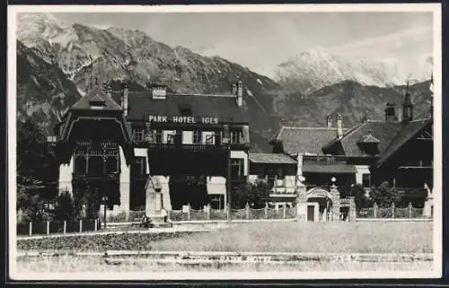AK Igls, Park-Hotel Igls, Panorama mit Eingangstor u. Denkmal