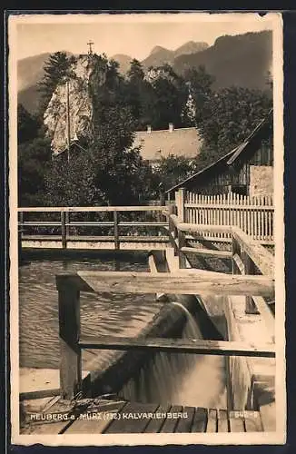 AK Neuberg an der Mürz, Partie am Wehr, Blick zum Kalvarienberg