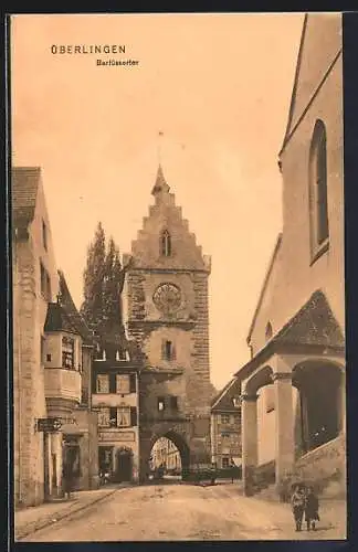 AK Überlingen / Bodensee, Strassenpartie mit Barfüssertor