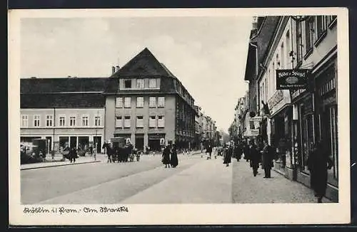 AK Köslin i. Pom., Markt mit Ladengeschäften für Bilder und Spiegel und Zigarren