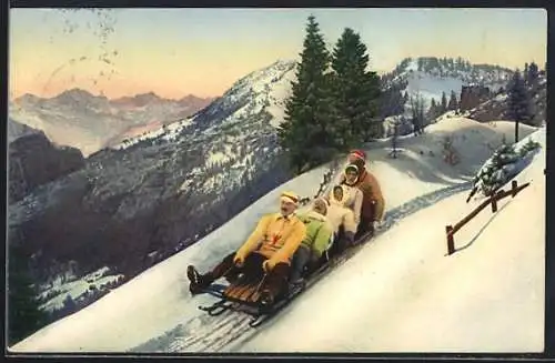 AK Männer und Frauen mit Schlitten auf einem Berg