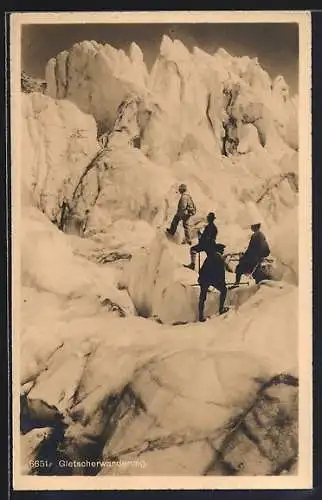AK Bergsteiger während einer Gletscherwanderung