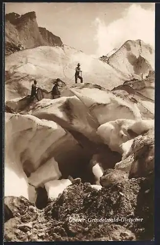 AK Oberer Grindelwald-Gletscher, Wanderer klettern auf diesem