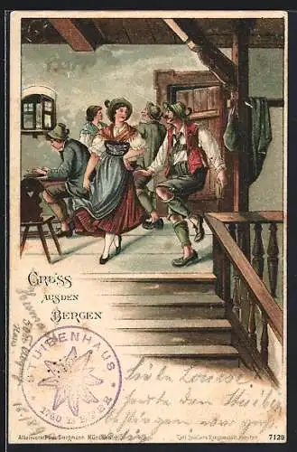 AK Bergsteiger tanzt mit Trachtenfrau in der Berghütte