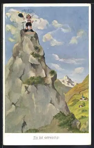 AK Knabe steht auf der Spitze eines Berges und ist erfreut