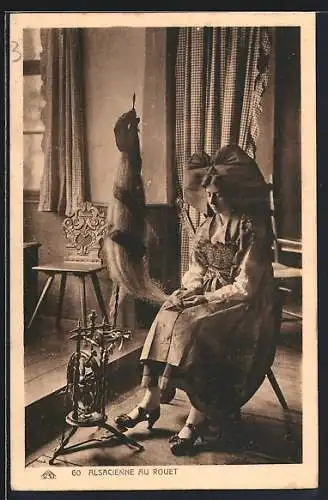 AK Alsacienne Au Rouet, Frau an einem Spinnrad, elsass-lothringische Tracht