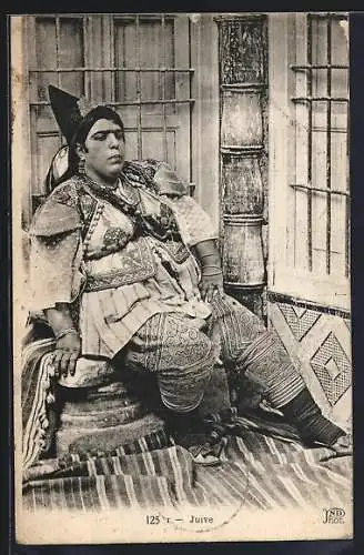 AK Juive, Frau sitzt auf einem Hocker