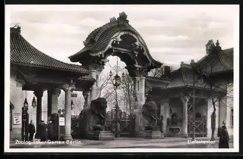 AK Berlin, Zoologischer Garten, Polizist am Elefantentor