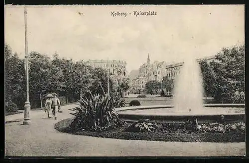 AK Kolberg, Kaiserplatz mit Springbrunnen
