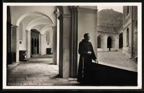 AK Haindorf / Hejnice, Geistlicher am Kreuzgang der Kirche
