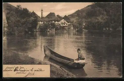 AK Jesero, Knabe im Ruderboot am Seeufer