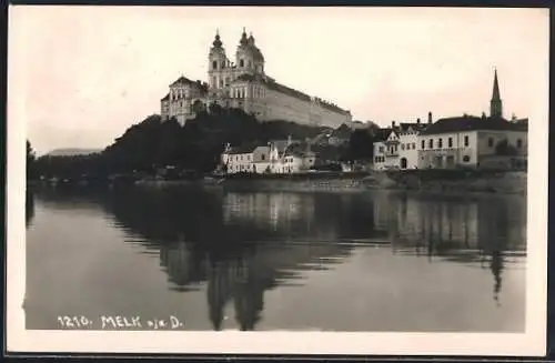 AK Melk a. d. Donau, Panorama mit Stift vom Wasser aus
