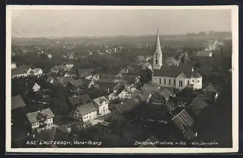 AK Lauterach /Vorarlberg, Strassenpartie mit Kirche vom Ballon aus