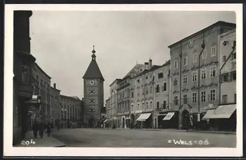 AK Wels /O. Ö., Strassenpartie am Tor mit Geschäften
