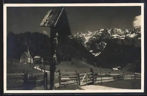 AK Selva /Val Gardena, Weg zur Kirche mit Flurkreuz