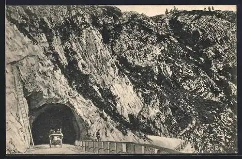 AK Falzaregopass /Dolomitenstrasse, Kehrtunnel mit Kutsche