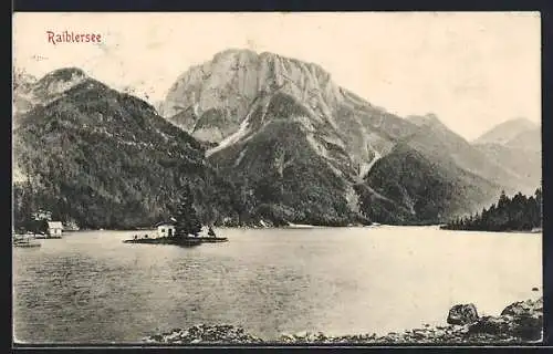 AK Raibl, Raiblersee, Insel und Bergpanorama