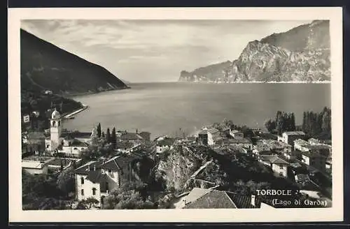 AK Torbole /Lago di Garda, Ortsansicht mit See und Bergen