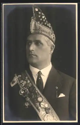Foto-AK Mann als Schlaraffe, Schlaraffia