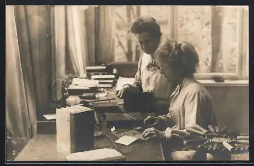 Foto-AK Frauen bei der Buchherstellung