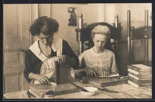 Foto-AK Frauen bei der Buchherstellung