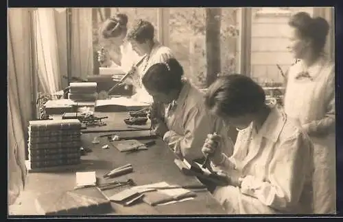 Foto-AK Frauen bei der Buchherstellung