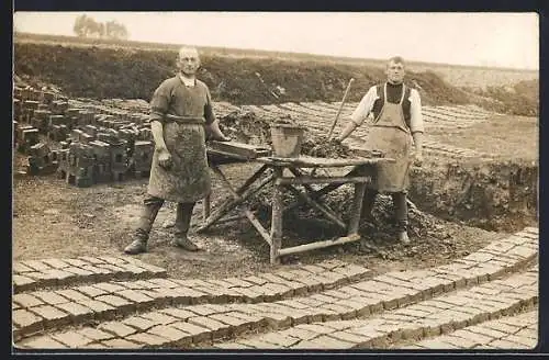 Foto-AK Männer beim Torfabbau