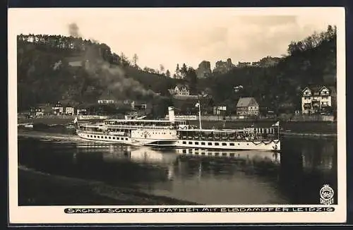 Foto-AK Walter Hahn, Dresden, Nr. 3960: Rathen / Sächs.-Schweiz, Teilansicht mit Elbdampfer Leipzig