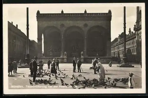 AK München, Taubenfütterung vor der Feldherrnhalle