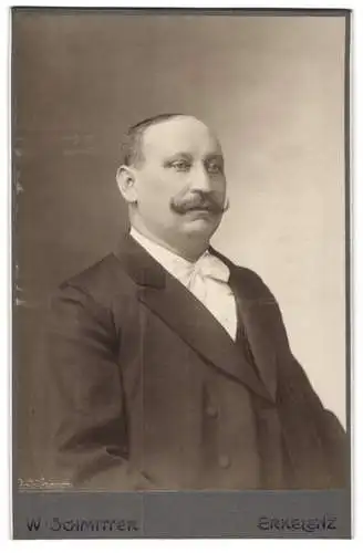 Fotografie W. Schmitter, Erkelenz, Vornehmes Porträt eines Herrn