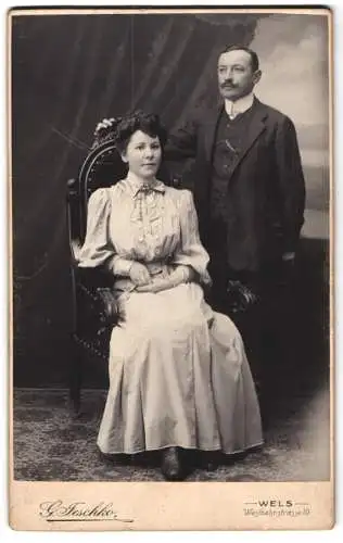Fotografie G. Teschko, Wels, Westbahnstrasse 10, Paarporträt mit Stuhl