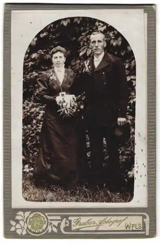 Fotografie R. Gruber, Wels, Pfarrgasse 8, Brautpaar im Freien