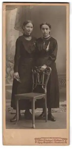 Fotografie Alex. Wendnagel, Heilbronn, Marktplatz 10, Zwei junge Frauen in dunkler Kleidung