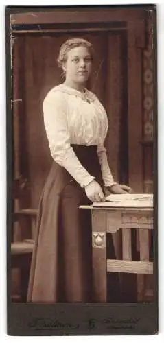 Fotografie F. Salmon, Frankenthal, Stehende Frau am Tisch