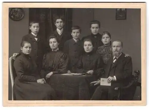 Fotografie unbekannter Fotograf und Ort, Gruppenporträt einer Familie